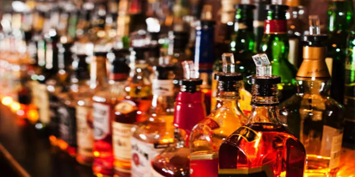 Alkohol - Jakie skutki ma picie wódki na święta? Badania wykazują, że aż o 20% więcej alkoholu niż na co dzień. Zbadaj, dlaczego WÓDKA jest tak popularna wśród Polaków.