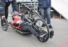 Niepełnosprawny kolarz przygotowuje się do wyścigu. Kolarstwo dla osób z niepełnosprawnością