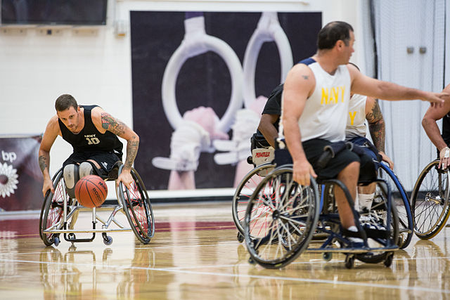 Na zdjęciu zawodnicy koszykówki na wózkach podczas meczu. Koszykówka na wózkach inwalidzkich