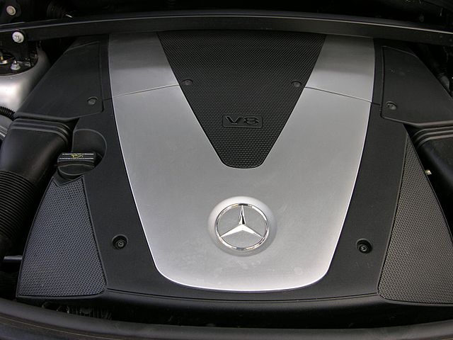 Najgorsze używane silniki Diesla. Pod maską Mercedesa GL420 CDi widać niewiele. Całą przestrzeń wypełnia ciemnoiszara obudowa silnika, w centralnej części stylizowana ogromna litera V ze znaczkiem mercedesa. Pomiędzy ramionami tej litery umieszczono napis V8.