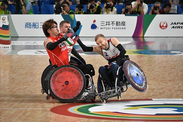 Na zdjęciu niepełnosprawni zawodnicy od rugby. Rugby na wózkach inwalidzkich.