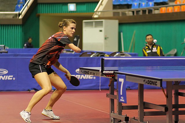 Na zdjęciu Natalia Partyka polska zawodniczka grająca w tenis stołowy dla osób z niepełnosprawnościami.