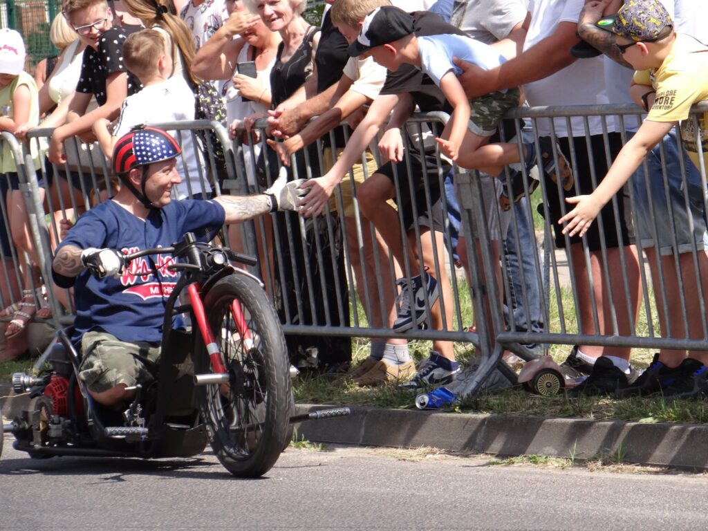 Na zdjęciu uczestnik pokaz stuntu w kole.