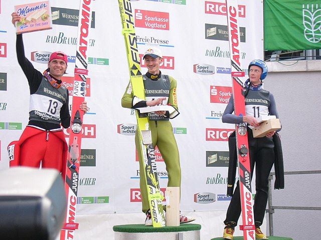 Na zdjęciu skoczkowie narciarscy na podium w Letnim  Grand Prix w skokach narciarskich w Klingenthal.  1 miejsce Adam Małysz 2 miejsce	Austria Andreas Widhölzl 3 miejsce Finlandia Tami Kiuru