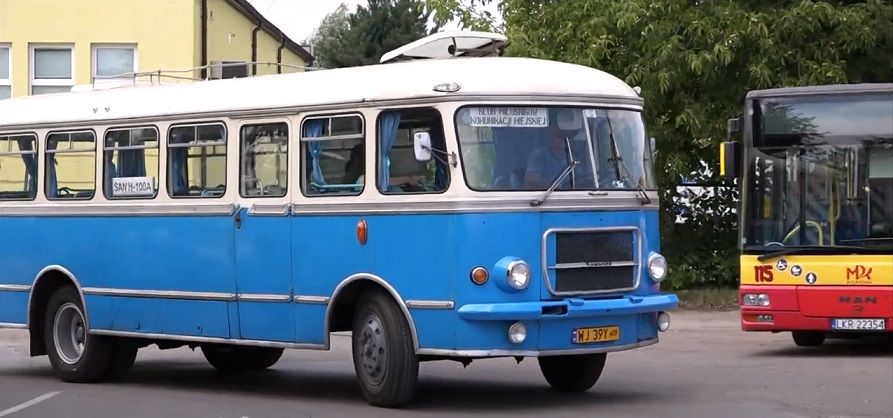 Dni Kraśnika 2022. Na fotografii, dwukolorowy autobus marki SAN H100A wyprodukowany w 1970 roku. Kolor niebieski pokrywa nadwozie od linii okien do samego dołu, natomiastcała reszta jest biała.