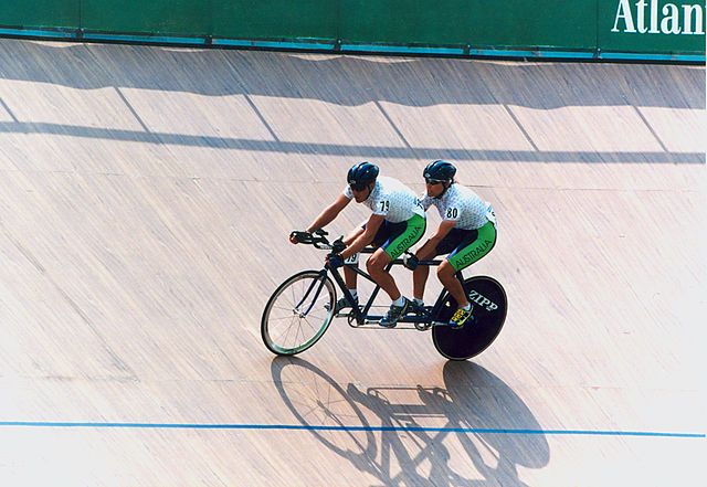 Australijska para-kolarska drużyna mieszana w tandemie Paula Lamonda (widzący pilot, przód) i Lyn Lepore (niewidomy zawodnik, tył) na Igrzyskach Paraolimpijskich w Atlancie w 1996 roku.Kolarstwo dla osób z niepełnosprawnością.