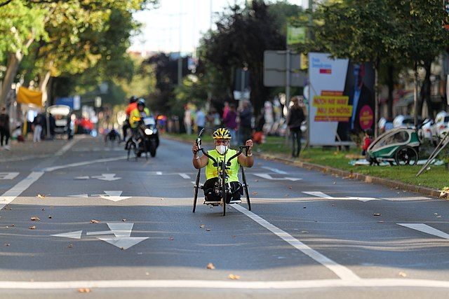 Rowery ręczne Berlin Marathon 2021 w Kaisereiche. Para-kolarz na handbike w poz. siedzącej.
