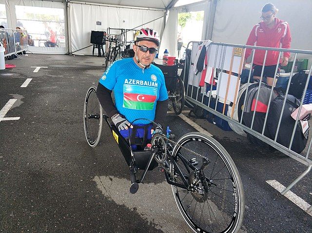 Mehman Ramazanzada na Mistrzostwach Świata w Para Cycling 2019. Na handbike w poz. klęczącej.
