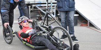 Niepełnosprawny kolarz przygotowuje się do wyścigu. Kolarstwo dla osób z niepełnosprawnością