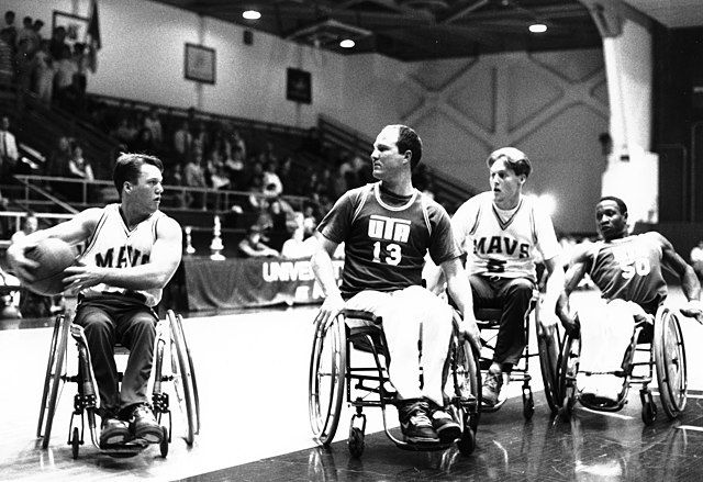 Na zdjęciach zawodnicy armii niepełnosprawni na wózkach inwalidzkich rywalizują w grze koszykówka na wózkach inwalidzkich.