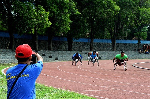 Na zdjęciu niepełnosprawni zawodnicy. Do artykułu Lekkoatletyka wśród osób niepełnosprawnych.