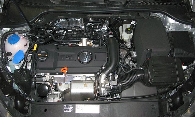 Najgorsze silniki Volkswagena - benzynowe. Na zdjęciu wnętrze komory silnikowe z silnikiem Volkswagena typu TSI.