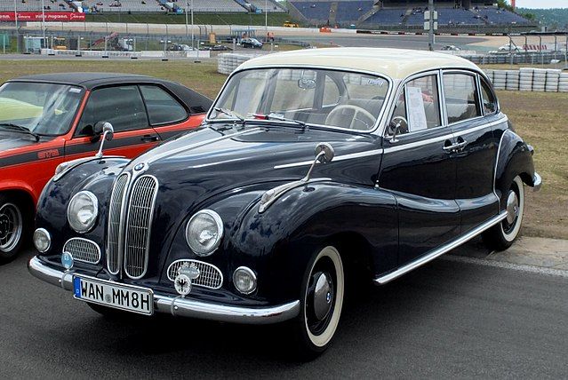 Najgorsze wysokoprężne silniki BMW. Na zdjęciu BMW Barockengel z roku 1962. Bryła samochodu przypomina stare modele Rolls-Royce. Karoseria w czerni fortepianowej z białym dachem.
