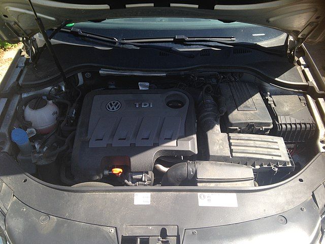 Najgorsze wysokoprężne silniki Volkswagena. Na zdjęciu wnętrze komory silnika Volkswagena Passata B7 z silnikiem 2.0 TDI.