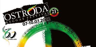 Ostróda Reggae Festival 2022. Plakat imprezy podzielony w pionie na lewą, białą część i prawą czarną. W centrum dużą pacyfa w kolorach rasta. Wopisach wymieniono wykonawców festivalu.