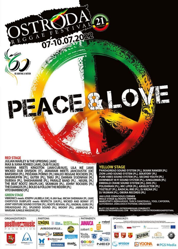 Ostróda Reggae Festival 2022. Plakat imprezy podzielony w pionie na lewą, białą część i prawą czarną. W centrum dużą pacyfa w kolorach rasta. Wopisach wymieniono wykonawców festivalu.