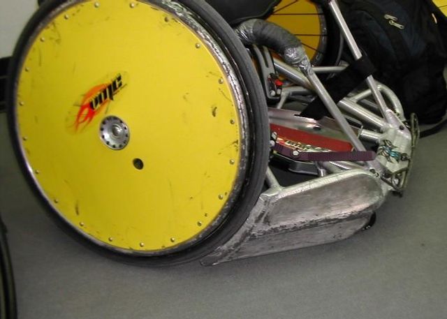 Na zdjęciu wózek inwalidzki do gry w rugby na wózkach.