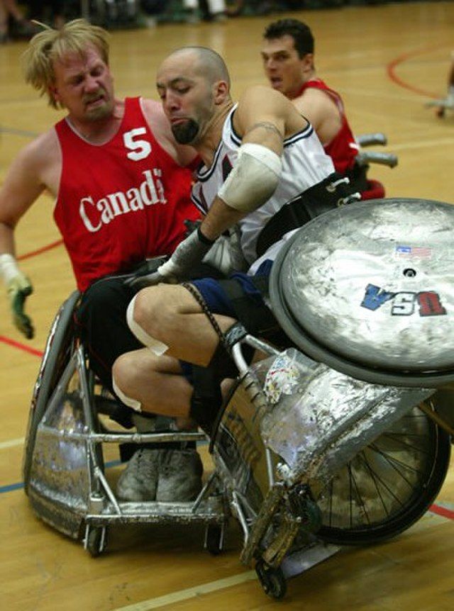 Na zdjęciu niepełnosprawni zawodnicy od rugby podczas zderzenia.