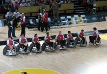 Na zdjęciu niepełnosprawni zawodnicy od rugby. Rugby na wózkach inwalidzkich.