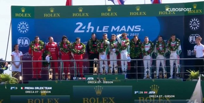 Zespół Kubicy drugi w Le Mans. Na zdjęciu trzy zwycięskie drużyny wyścigu. Na podium po lewej, czyli na miejscu drugim polski Prema Orlen Team z Robertem Kubicą. Wszyscy są ubrani w Czerwone jednoczęściowe kombinezony z białymi logo sponsorów.