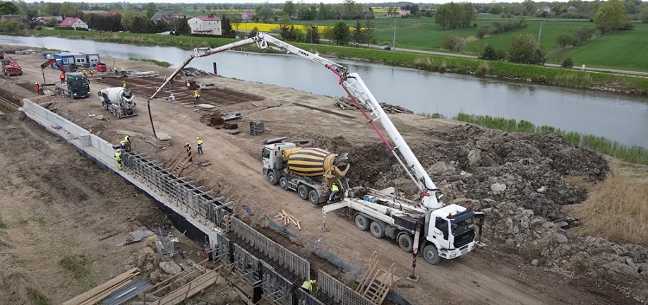 Przekop Mierzei Wiślanej - Port Elbląg. Widok z drona na prace prowadzone w miejscowości Nowakowo. Tutaj nie tylko prowadzona jest modernizacja toru wodnego. Tutaj ma powstać około 100 metrowy most obrotowy przez rzekę Elbląg.