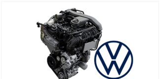 Nowy silnik Volkswagen 1.5 TSI evo2. Na białym tle, fabrycznie nowy silnik 1.5 TSI evo2. Obok, po prawej duże granatowe logo Volkswagena..