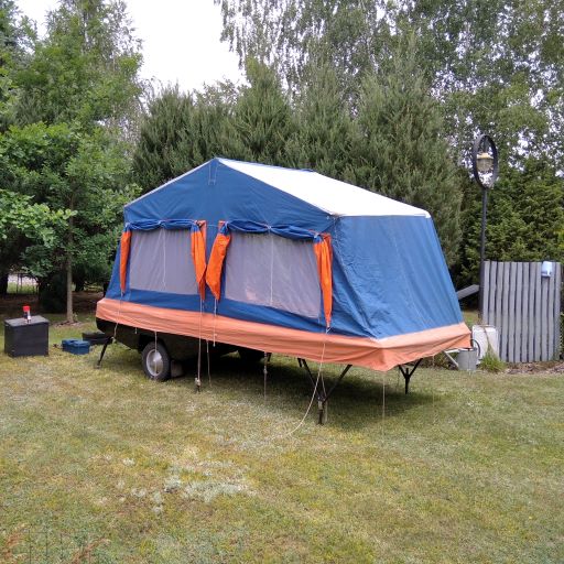 Inna wersja namiotu w przyczepie namiotowej Skif