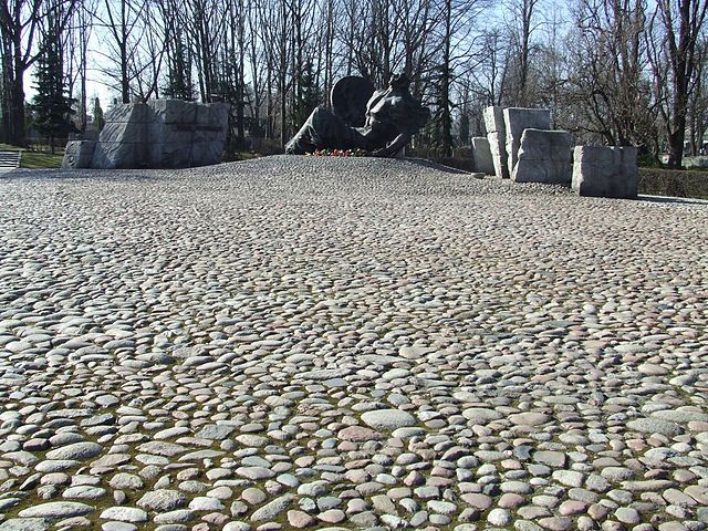 Cmentarz Powstańców Warszawy, Pomnik Polegli Niepokonani Hubert Śmietanka