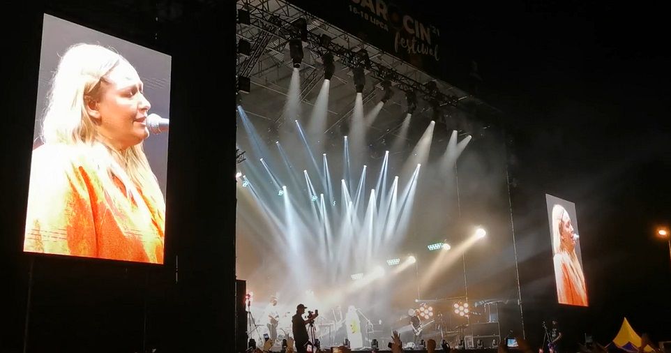 Imprezy plenerowe piknik koncert w sezonie 2022. Nocne zdjęcie sceny w trakcie koncertu zespołu HEY w Jarocinie w 2021 roku. Na telebimach zbliżenie na Kasię Nosowską.
