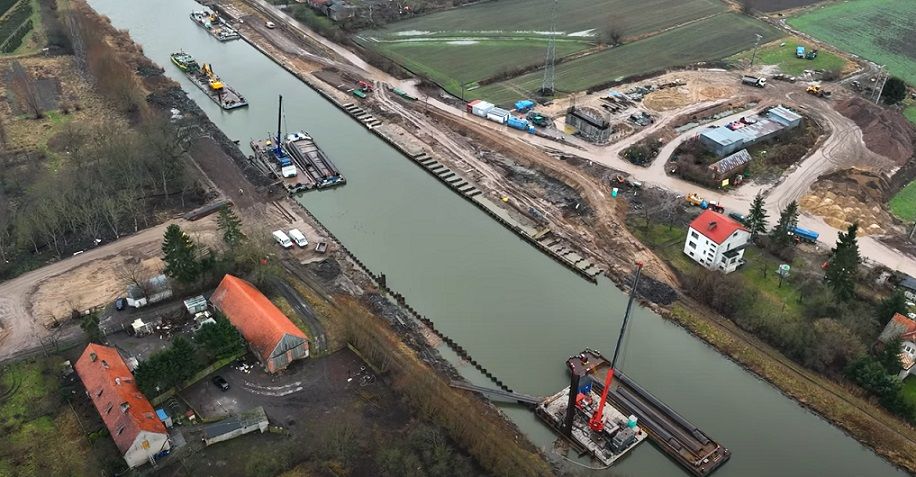 Przekop Mierzei Wiślanej - Port Elbląg. Widok z drona na prace inżynieryjne na rzece Elbląg. Poszerzanie i pogłębianie toru wodnego.