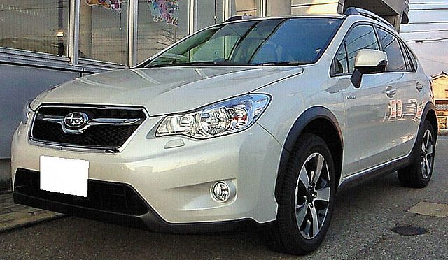 Samochód elektryczny czy hybrydowy. Biały, perłowy SUV z relingami na dachu to hybrydowy Subaru XV Hybrid 2.0 iL.