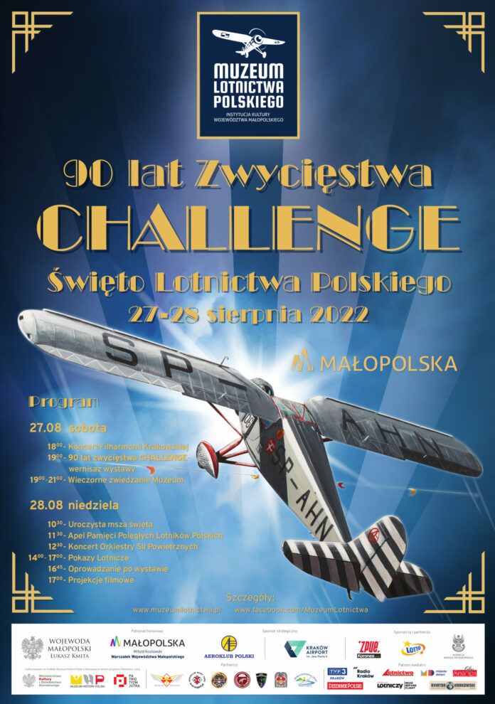Święto Lotnictwa Polskiego . Tło plakatu to widok nieba, na nim lecący biało-szary samolot jednopłatowy z 1932 roku. Na tym tle umieszczono plan dwudniowych obchodów święta.