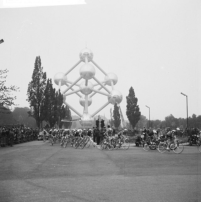 Tour de France 1960; Rowerzyści mijają Atomium. II etap: Bruksela-Dunkierka (206 km)