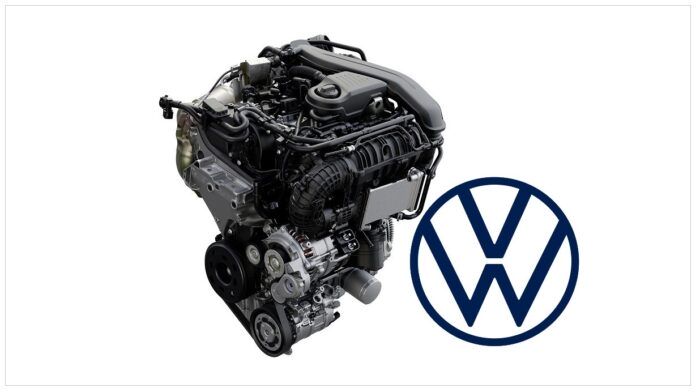 Nowy silnik Volkswagen 1.5 TSI evo2. Na białym tle, fabrycznie nowy silnik 1.5 TSI evo2. Obok, po prawej duże granatowe logo Volkswagena..