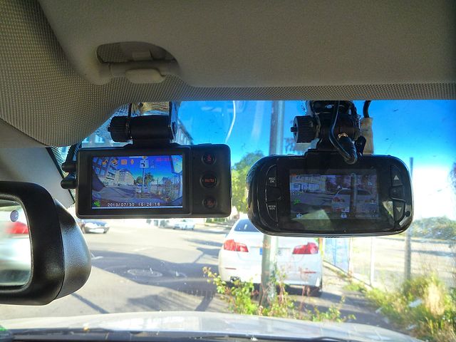Wideorejestrator nie wszędzie dozwolony. Podobne ujęcie jak poprzednio, tutaj kierowca zamontował dwa wideorejestratory. Z pewnością nie ma pełnej widoczności.
