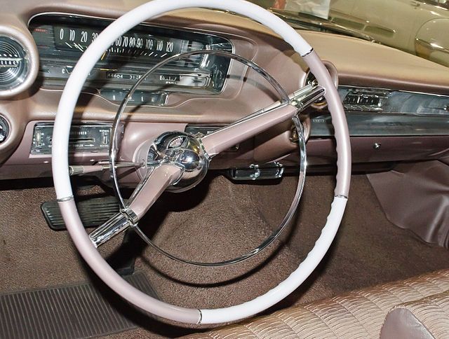 Wspomaganie układu kierowniczego. Na zdjęciu wnętrze samochodu Cadillac Coupe De Ville z roku 1959. Całość w odcieniach brązu, beżu i kości słoniowej.
