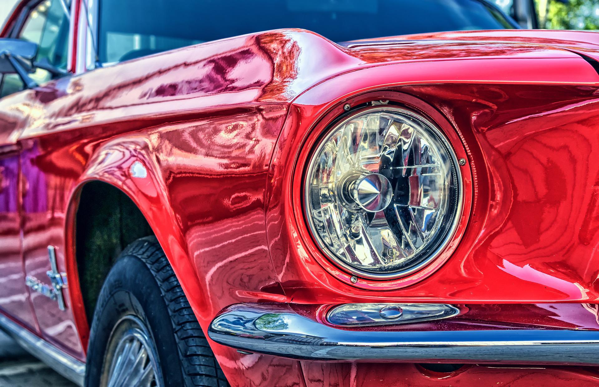 usuwanie wgnieceń w karoserii Ford Mustang czerwony