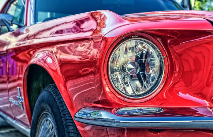 usuwanie wgnieceń w karoserii Ford Mustang czerwony