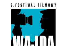 2 Festiwal Filmowy Wajda na Nowo. Biały plakat imprezy, zawierający nazwę datę i miejsce. Górną połowę tła stanowi niebieski kwadrat, a na nim czarny zarys sylwetki reżysera za kamerą. Poniżej białe litery WAJDA.