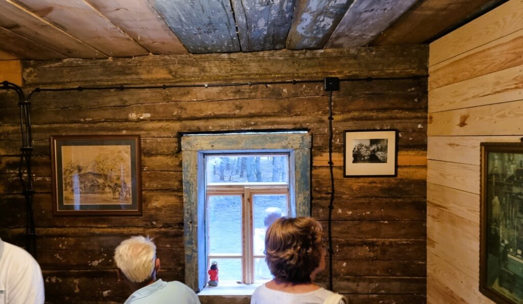 Skansen Mała Syberia wnętrze chaty Piłsudskiego oryginalne wnętrze i okna