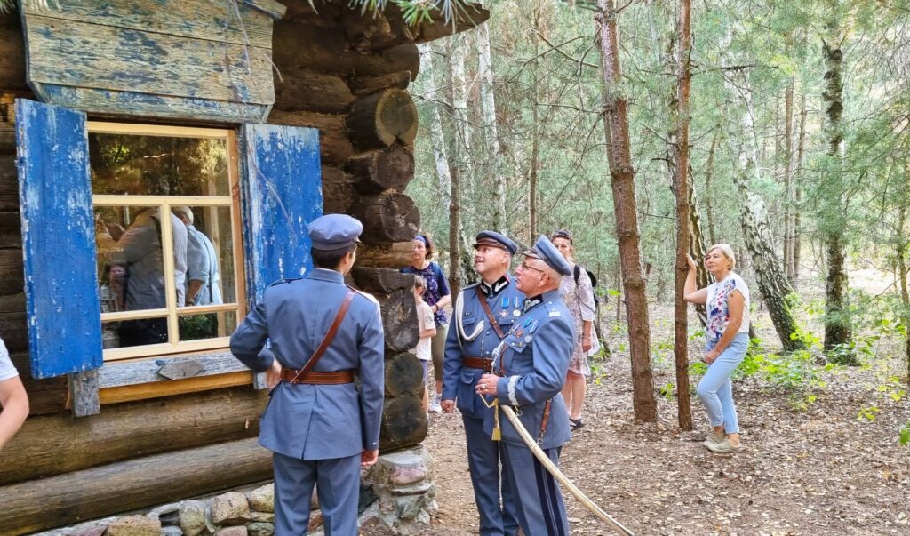 Skansen Mała Syberia wnętrze chaty Piłsudskiego Legioniści przed chatą