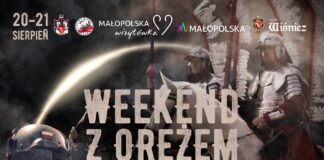Weekend z Orężem Polskim 2022. Plakat imprezy w odcieniach szaro zielonych. Grafika w tle przedstawia polską husarię oraz wojska specjalne. Białymi literami przedstawiono plan imprezy.