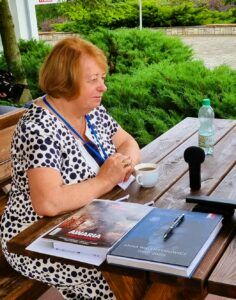 40 rocznica zamknięcia obozu kobiet internowanych w Gołdapi 01 alina cybula borowinska w trakcie wywiadu w gołdapi