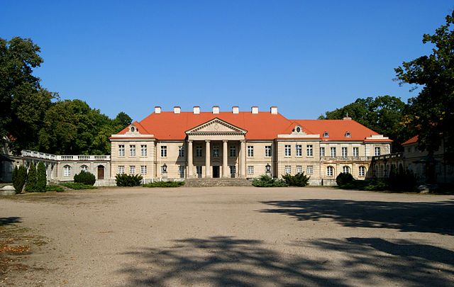 Czerniejewo - zespół pałacowy z XVIII-XX w Pałac Lipskich (wikimedia comons)