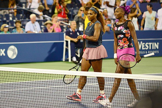 Na zdjęciu Serena i Venus Williams Pierwsza runda deblu kobiet podczas US Open 2013.