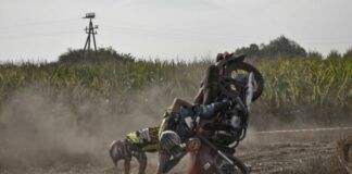 wypadek motocyklistów VII Cross Country Motocykli Zabytkowych i Klasycznych 26-28.08.2022 Obory nieopodal Iłowa