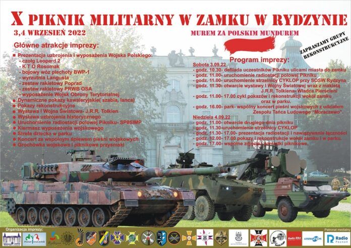 X Piknik Militarny w Zamku w Rydzynie. Plakat w formie zdjęcia. Na tle lasy stoją obok siebie czołg Leopard, samochód pancerny Rosomak oraz wóz pancerny z zestawem rakietowym Poprad. Ten widok jest tłem, a na nim czerwonymi literami nazwa imprezy oraz dwudniowy program.