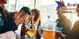 osoby przy stole pijące piwo obraz temat tabu - różne oblicza