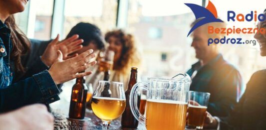 osoby przy stole pijące piwo obraz temat tabu - różne oblicza
