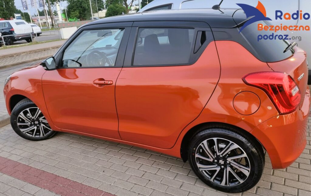 Bezpieczny zakup Suzuki Swift Hybrid w kolorze pomarańczowym